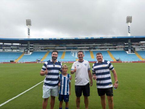 Sócio do Avaí chutando a bola