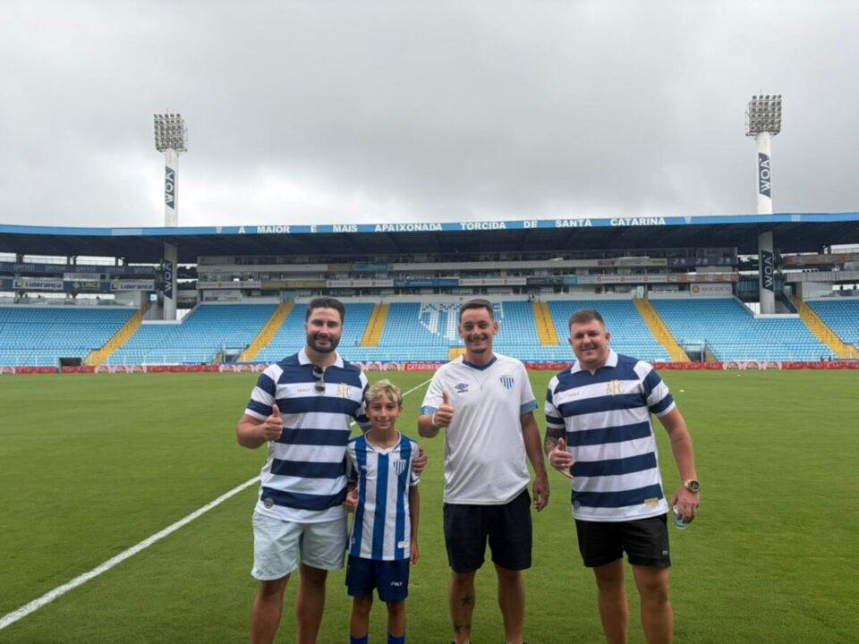 Sócio do Avaí chutando a bola