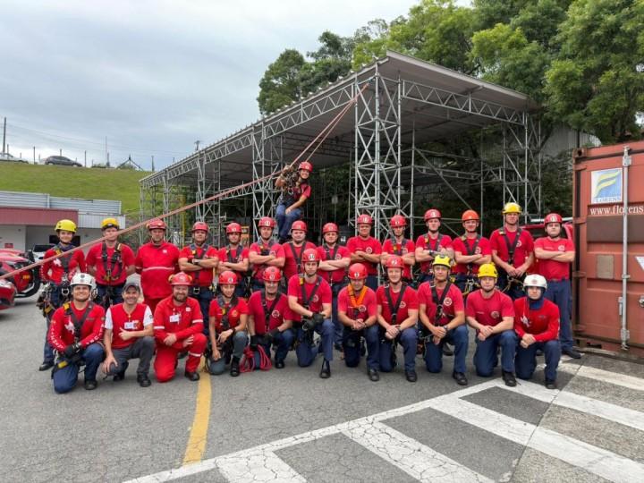 Bombeiros em treinamento de resgate em altura