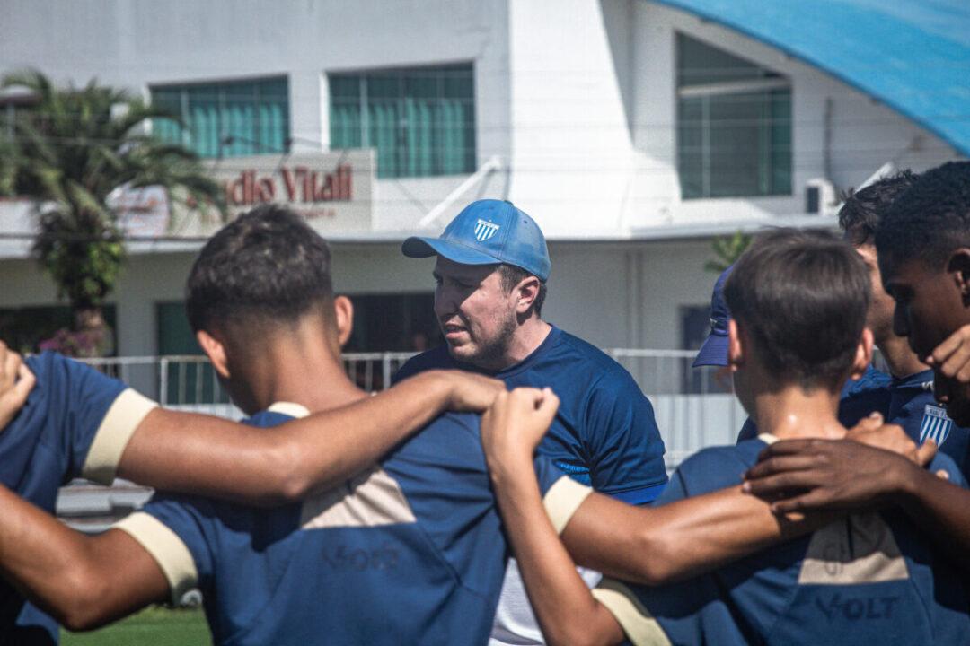 Jogadores da categoria de base do Avaí F.C. em treinamento