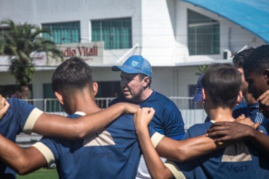 Jogadores da categoria de base do Avaí F.C. em treinamento