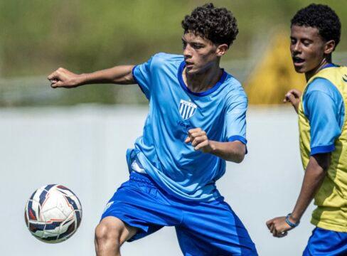 Equipes Sub-14 e Sub-15 do Avaí em treinamento
