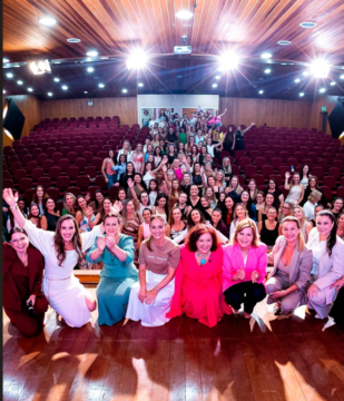 Mulheres participando do evento
