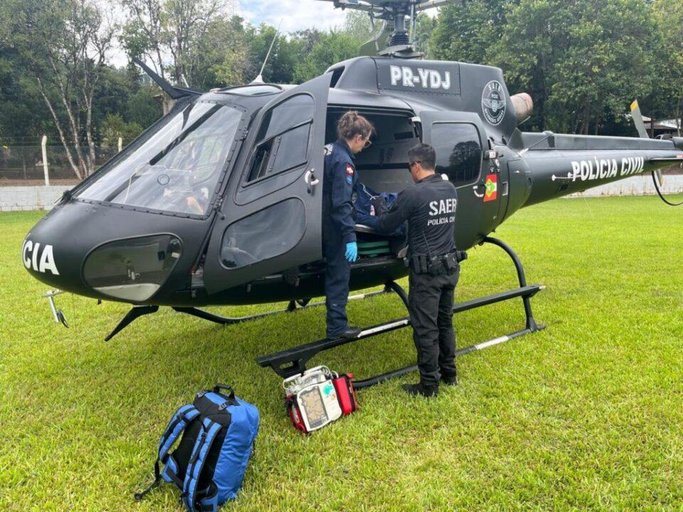 Aeronave da Polícia Civil realizando transporte aeromédico de idoso