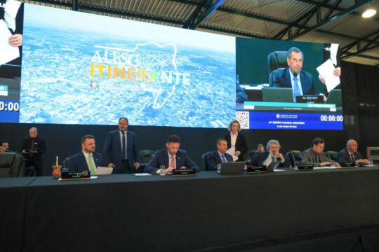 Deputados debatendo segurança e desenvolvimento regional