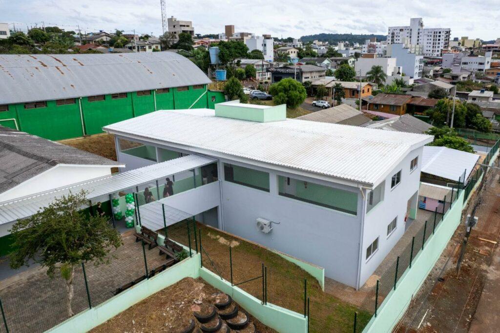 Ampliação de unidades escolares e investimentos em materiais pedagógicos em Chapecó