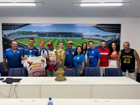 Representantes da Consulado e do Avaí F.C. juntos em dia de Recopa