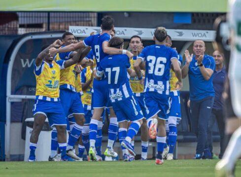 Jogadores do Avaí comemorando gol