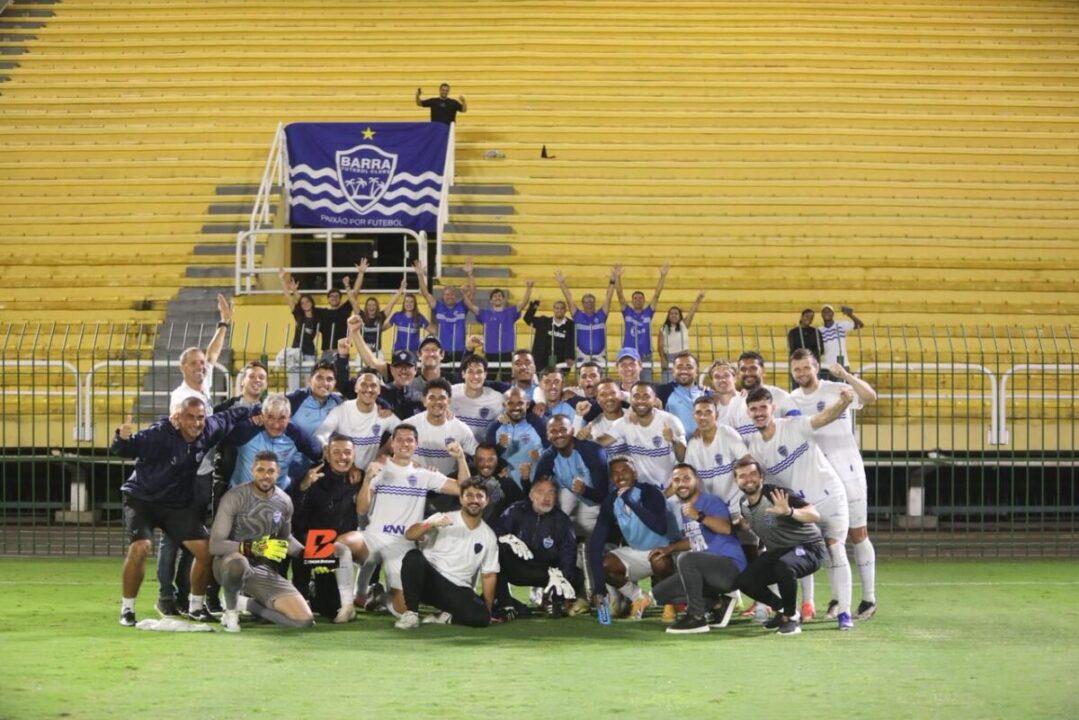 Equipe do Barra FC comemorando vitória na Copa Betano 2026