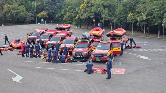 Equipe de Bombeiros Militares em Treinamento