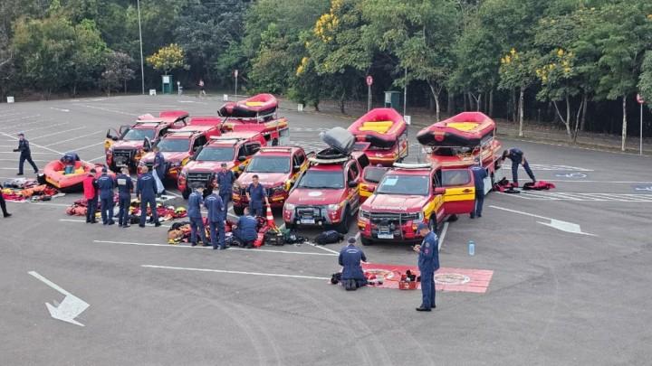 Equipe de Bombeiros Militares em Treinamento