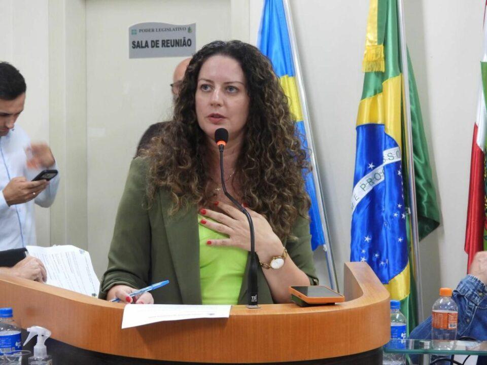 Emenda que exclui agentes políticos do vale-alimentação