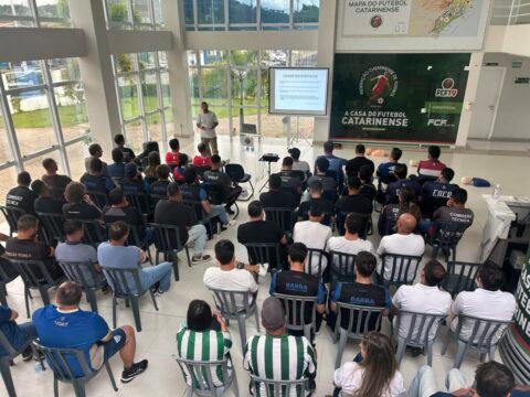 Profissional utilizando Desfibrilador Externo Automático