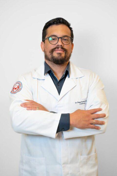 Ilustração de um médico e paciente discutindo sobre cardio-oncologia