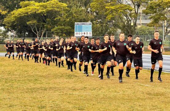 Árbitro em campo durante jogo