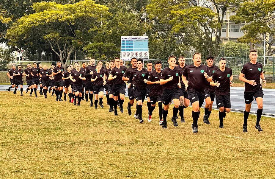 Árbitro em campo durante jogo