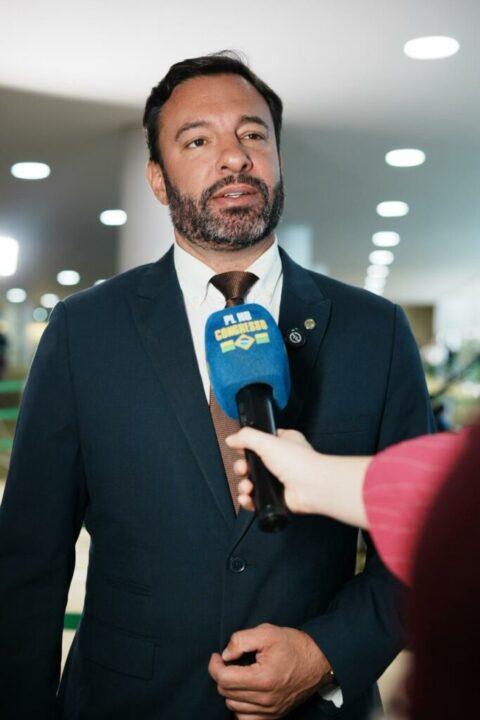 Deputado Daniel Freitas e parlamentares em coletiva sobre CPI do Banco Master