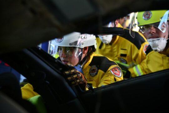 Equipe em treinamento de resgate veicular