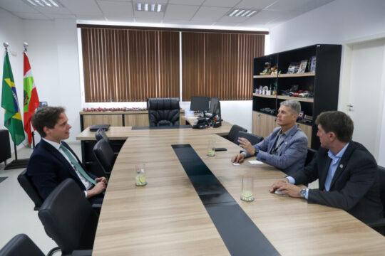 Tomás Miquel Riba Núñez e autoridades da SSP-SC