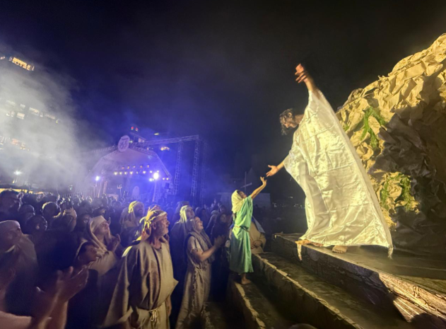 Encenação da Paixão de Cristo na Orla da Praia Central em Itapema