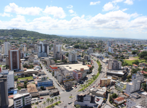 Estudantes em sala de aula durante curso técnico