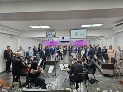 Mulheres recebendo o Diploma Mulher Cidadã em Chapecó