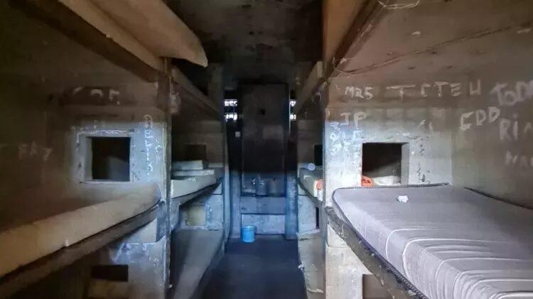 Ilustração de obras em uma prisão