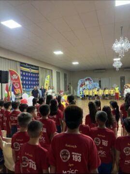 Crianças participando da formatura dos programas sociais Golfinho e Bombeiro Mirim