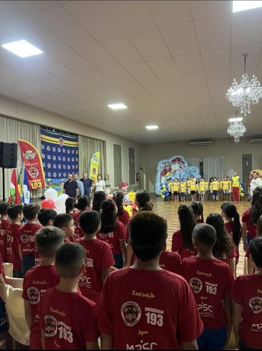 Crianças participando da formatura dos programas sociais Golfinho e Bombeiro Mirim