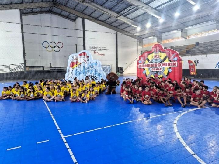Crianças nos programas Golfinho e Bombeiro Mirim