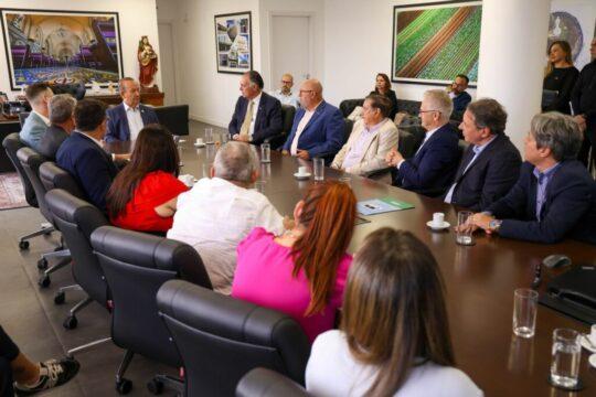 Governador Jorginho Mello e representantes do acordo salarial