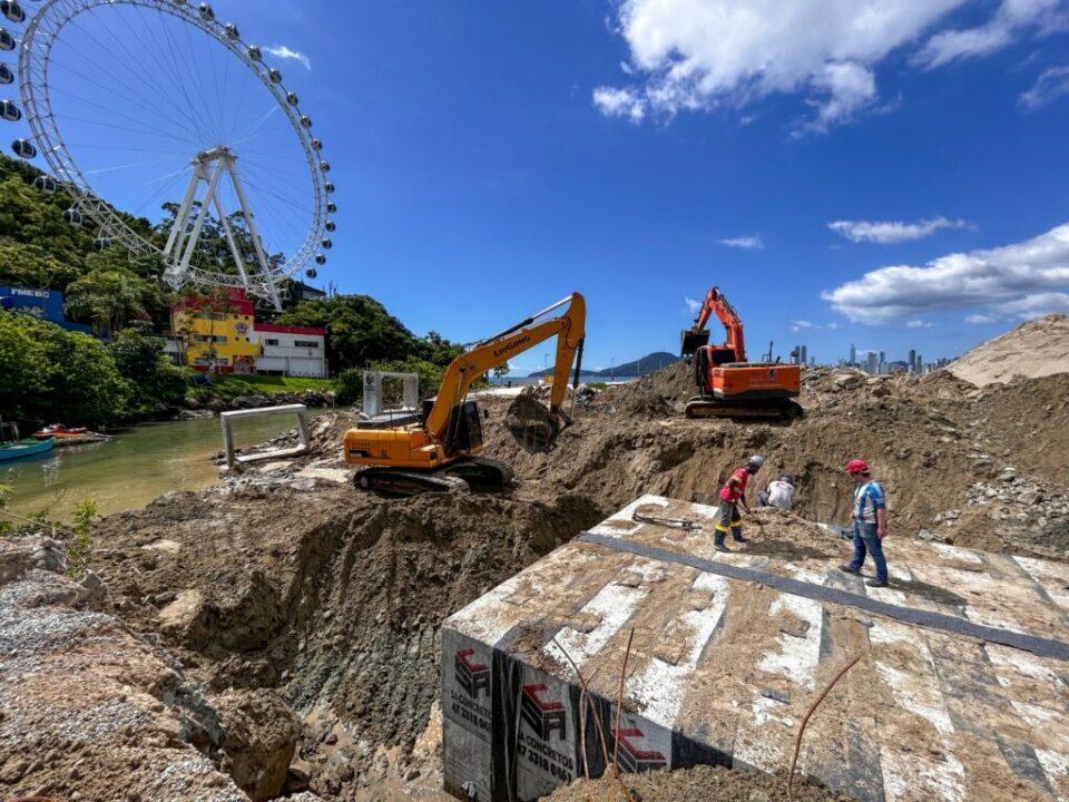 Aduelas de concreto sendo instaladas