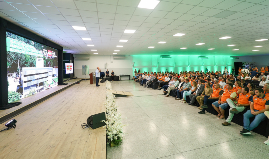 Governador Jorginho Mello anunciando investimento em prevenção de desastres