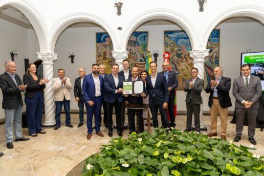 Empresários assinando contrato de investimento