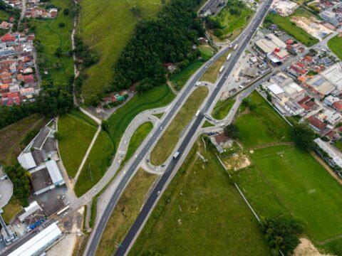 Hospital Azambuja e viaduto na SC-486 em Brusque