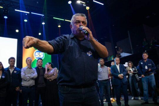 Prefeito João Rodrigues anunciando decisão política em coletiva