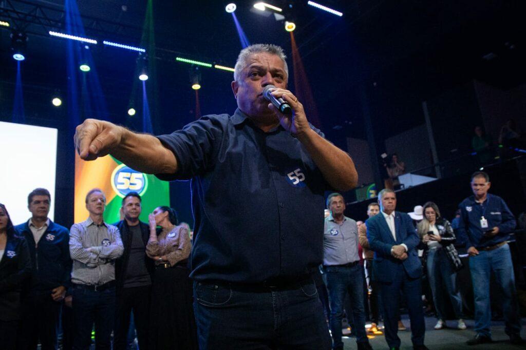 Prefeito João Rodrigues anunciando decisão política em coletiva