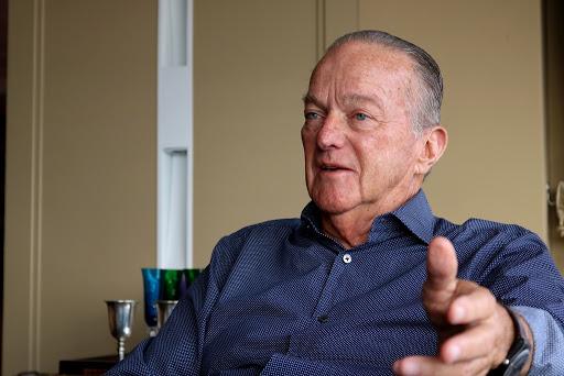 Imagem dos políticos Jorge Bornhausen e Jorginho Mello em evento político