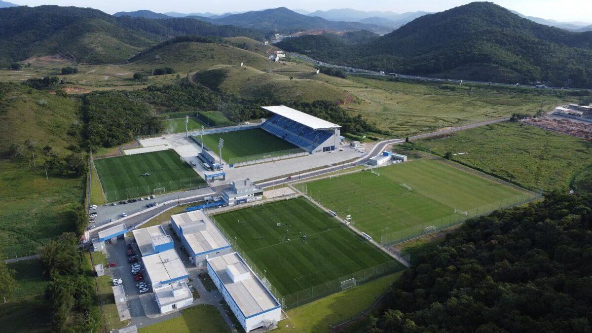 Equipes de futebol em campo