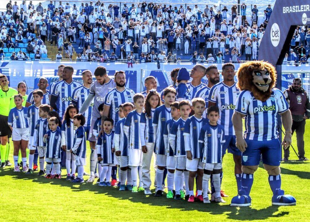 Mascotes Mirins no estádio