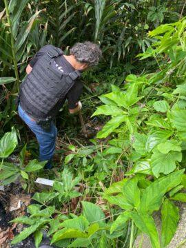 Mulher sendo detida pela polícia por maus-tratos a animais