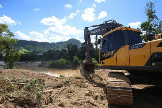 Obras de limpeza e melhoramento fluvial no Alto Vale do Itajaí