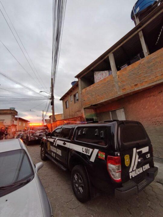 Operação conjunta da Polícia Civil e Militar em busca de elucidação de homicídios na região da Grande Florianópolis