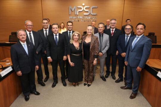 Procuradores de Justiça tomando posse em cerimônia oficial