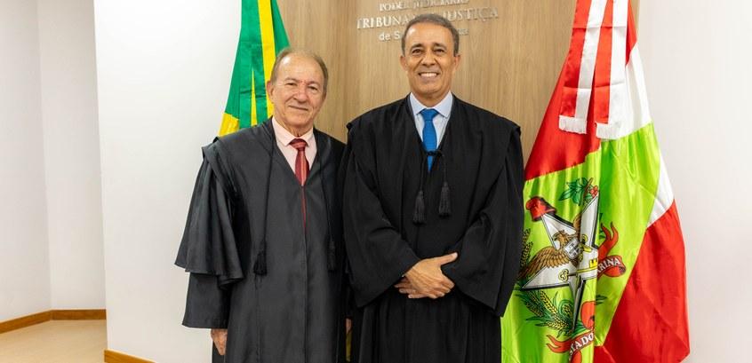 Desembargadores Carlos Roberto da Silva e Saul Steil na posse do biênio 2026-2027