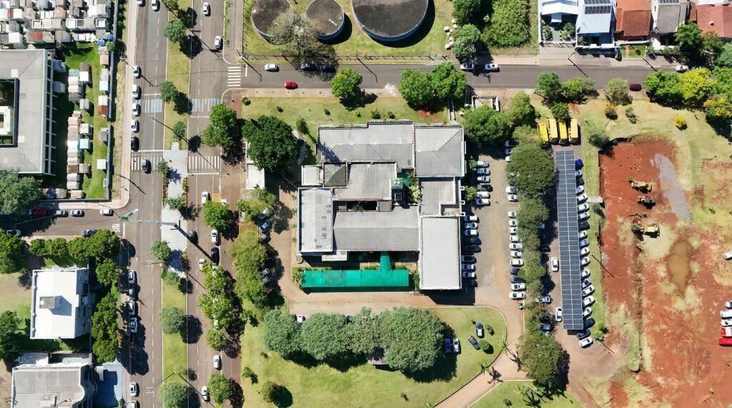 Prédio público modernizado com energia própria em Chapecó