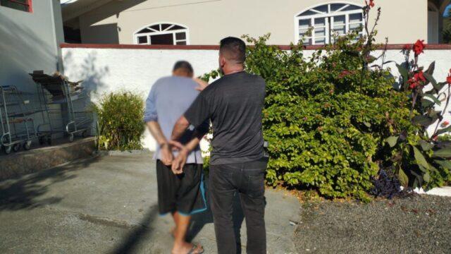Imagem da prisão de foragido em Lages pela Polícia Civil de Santa Catarina