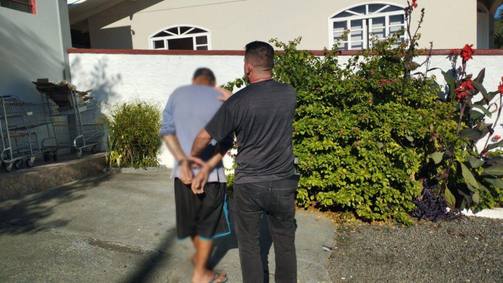 Imagem da prisão de foragido em Lages pela Polícia Civil de Santa Catarina