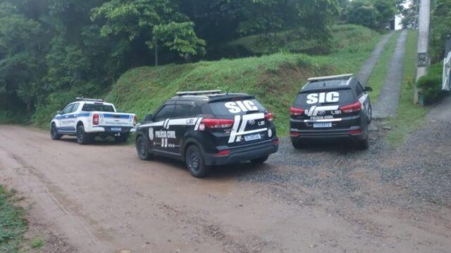 Homem sendo preso após investigação policial em Timbó