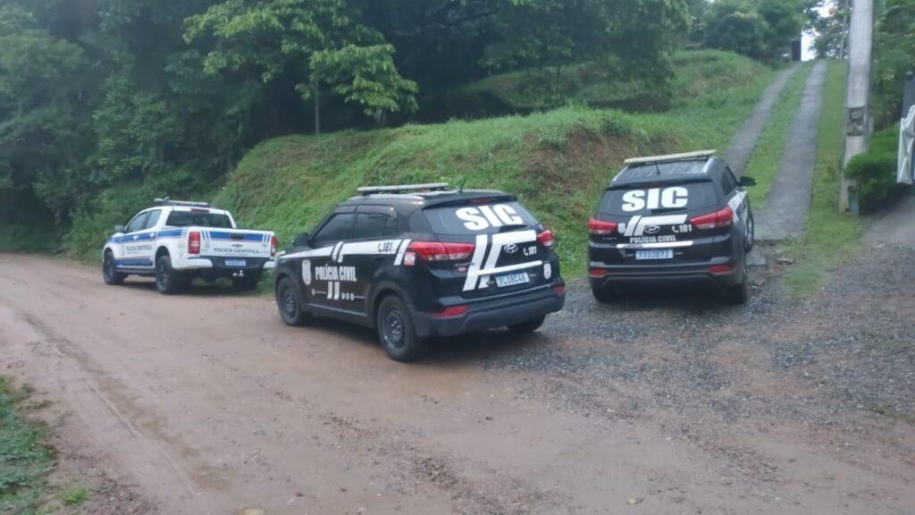 Homem sendo preso após investigação policial em Timbó